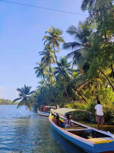 Karli Backwaters photo 3